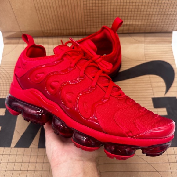 NIKE AIR VAPORMAX PLUS - Picture 1 of 11